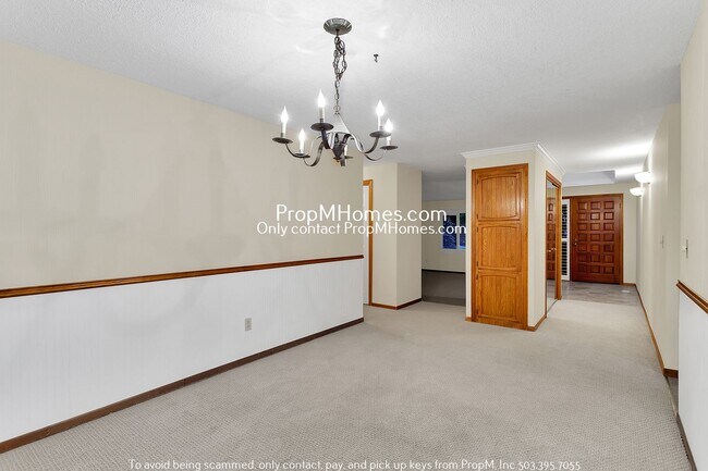 Building Photo - Lake Oswego Beauty! Three Bedroom Ranch Style On 1/4 Acre!