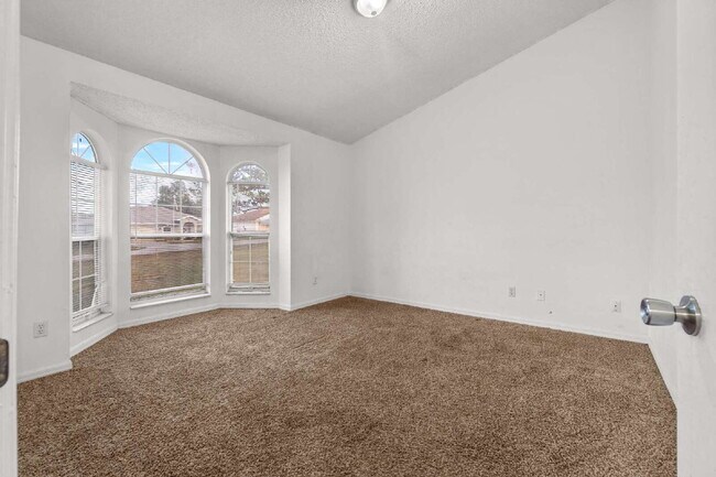 Building Photo - 3BR, 2BA available now in Silver Springs Shores