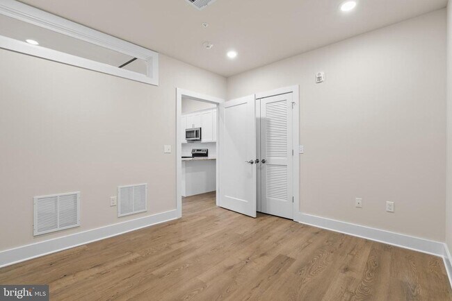 Building Photo - 30 W Broad St