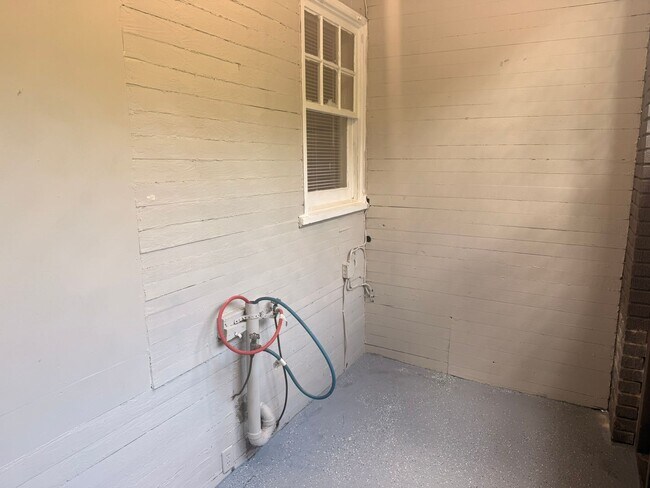 Building Photo - 3- bedroom 2 bathroom HEATHWOOD AREA!!