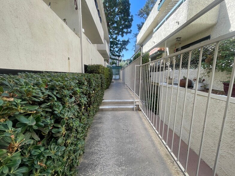 Building Photo - 5330 Zelzah Ave
