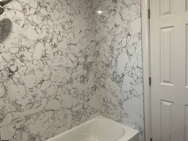 Building Photo - 2 Bedroom / 1 Bathroom Duplex in Old South...