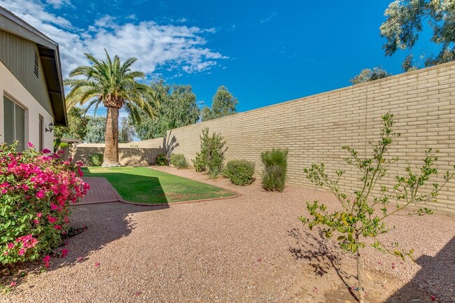 Building Photo - 3 BEDROOM, 2 BATHROOM TEMPE HOME WITH 2 CA...