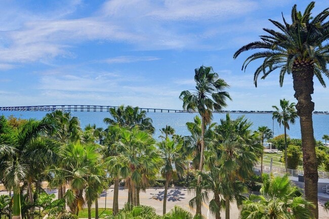 Building Photo - 1450 Brickell Bay Dr