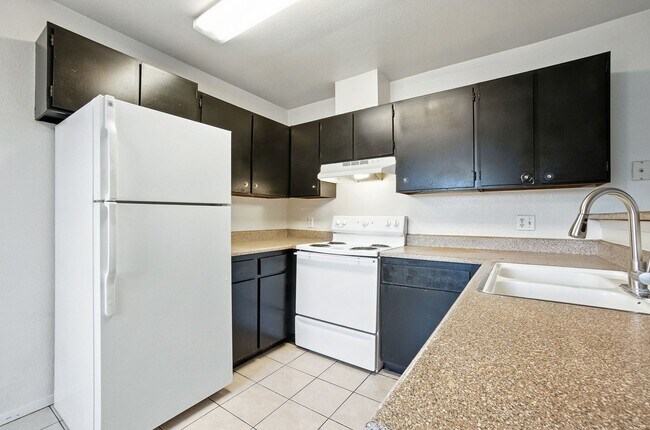 Building Photo - First floor 2-Bedroom, 1-Bath with Fireplace – Move-In Ready! ** MOVE IN SPECIAL! HALF OFF FIRST ...