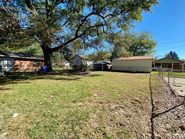 Building Photo - Newly Renovated 3 Bedroom 1.5 Bath Home in...