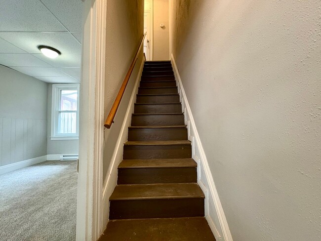 Building Photo - 2 Bedroom 1 Bathroom in York!