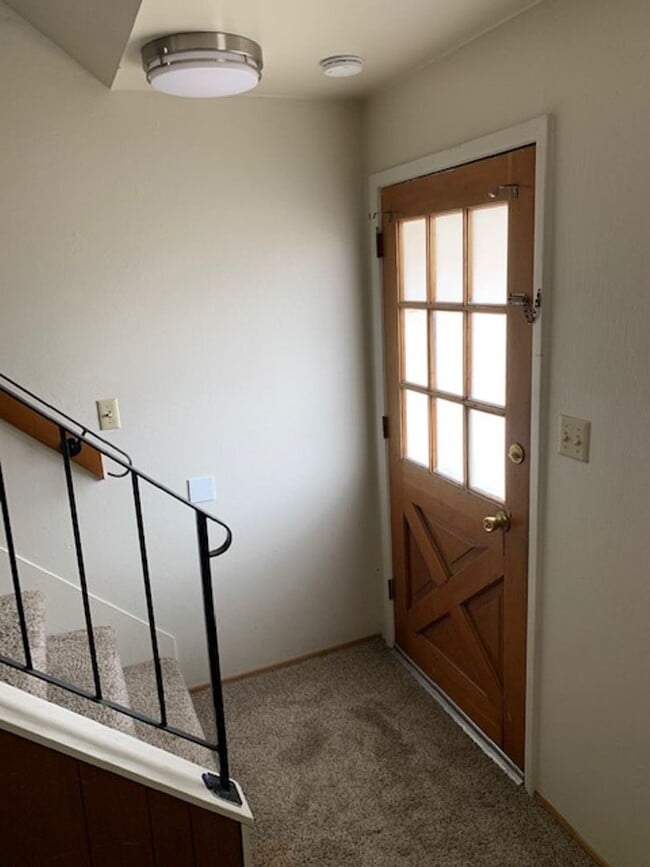 Building Photo - Light and Bright Two bedroom One bath Condo on the West side of Carson