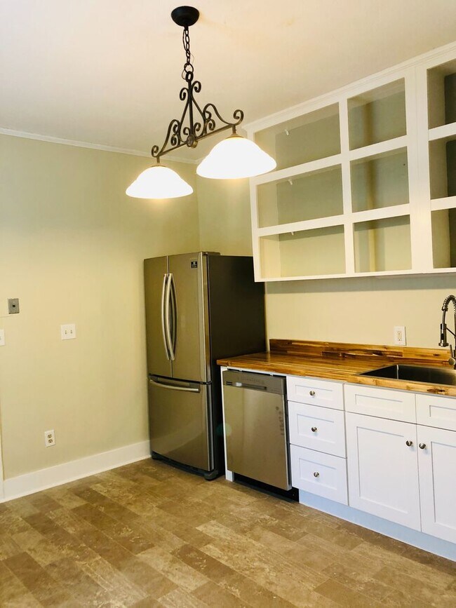 Building Photo - Plum Street-3 bedroom/2 bath home with large rocking chair front porch!