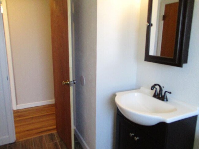 Building Photo - 1005 S 11th St