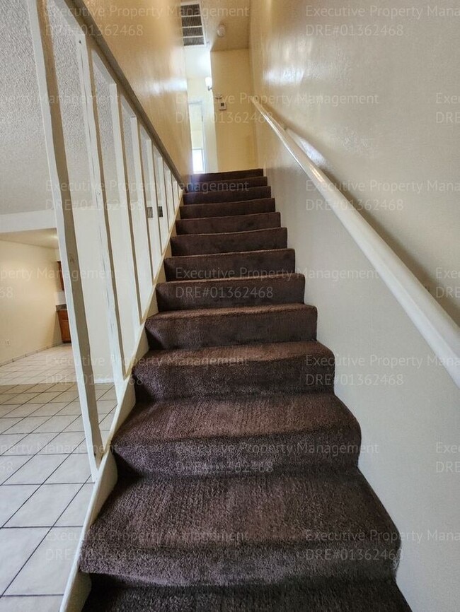 Building Photo - Townhouse unit. 2 bedrooms 1.5 bath call o...