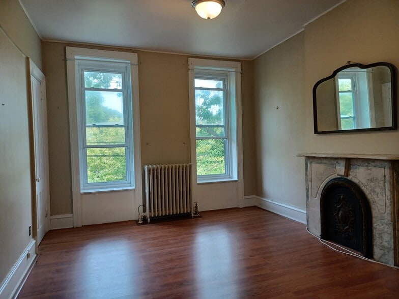 Primary Photo - 78 Dove St