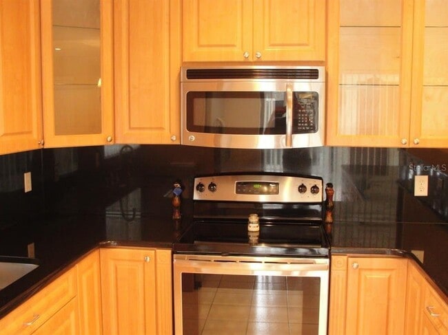 Building Photo - 15235 W Pond Woods Dr
