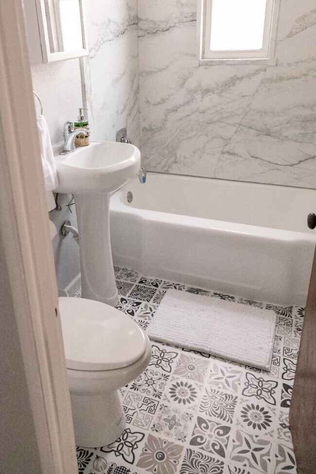 Building Photo - 1712 House Ave