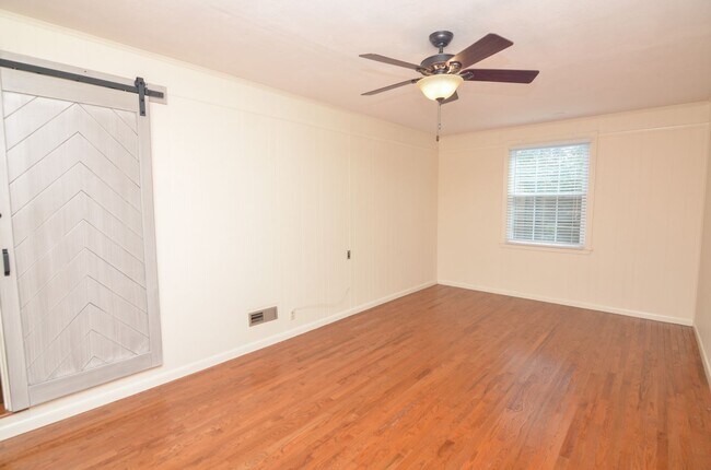 Building Photo - 815 Neartop Dr