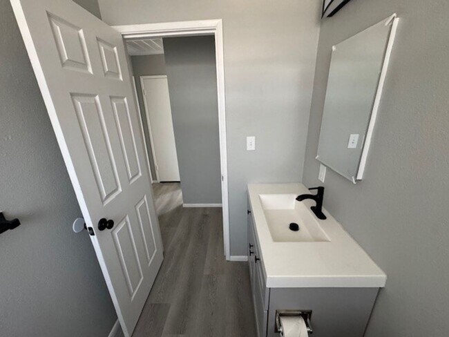Building Photo - 2BR Remodeled and Updated, Large cement pa...