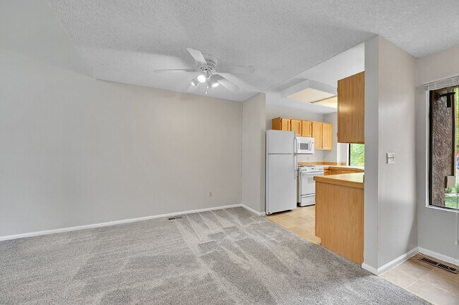 Building Photo - $1,850.00, 2 bed, 2 bath, located in Color...