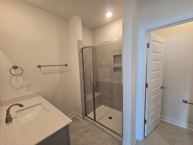 Building Photo - Brand Spankin' New Condo on White St!