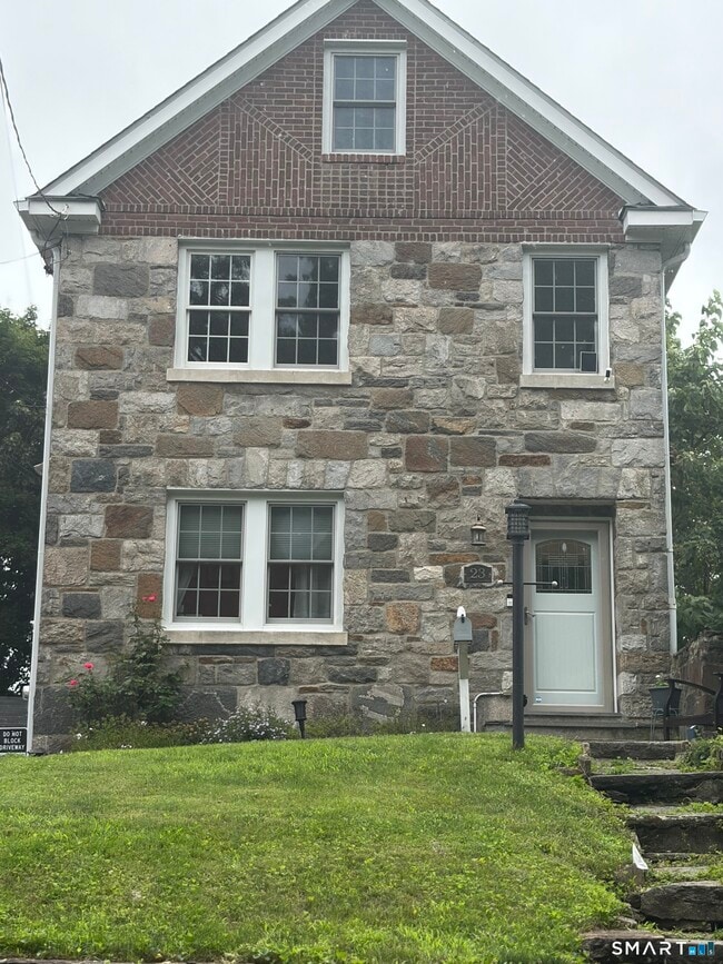 Building Photo - 23 Locust St