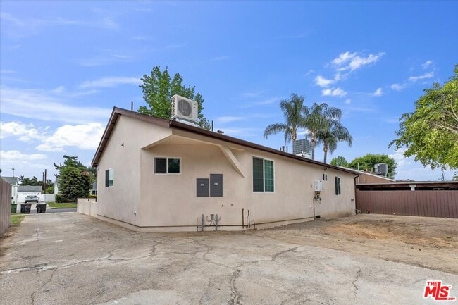 Building Photo - 6915 Encino Ave