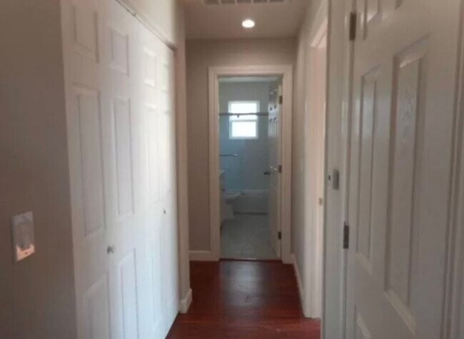 Building Photo - Beautiful & Cozy 4 Bedroom Home with Modern Upgrades!