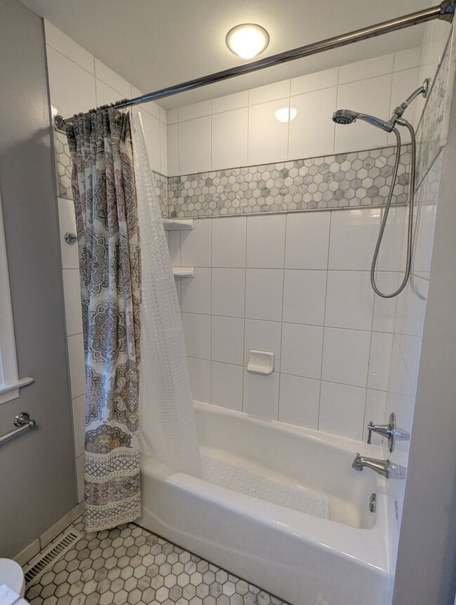 Building Photo - Charming & Spacious Home in the Heart of R...