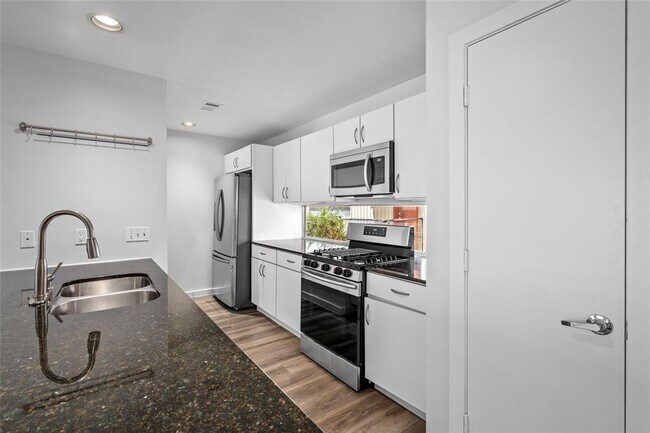 Building Photo - 811 Robin St