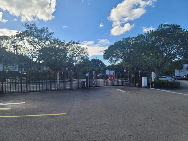 Building Photo - 3571 Inverrary Dr