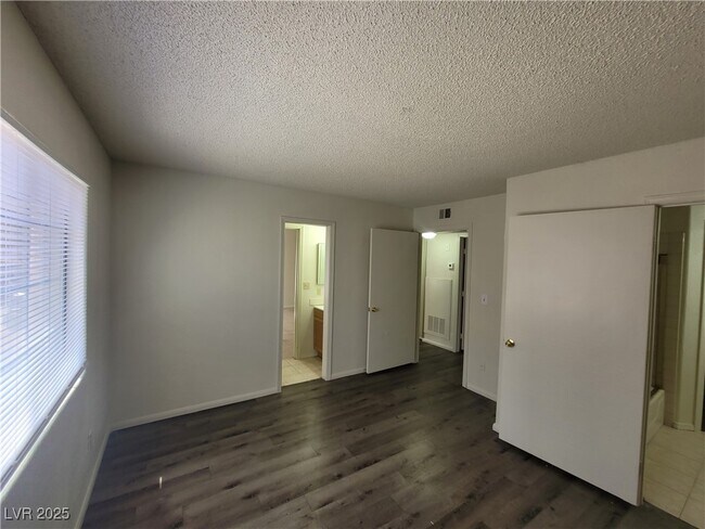 Building Photo - 1608 N Torrey Pines Dr