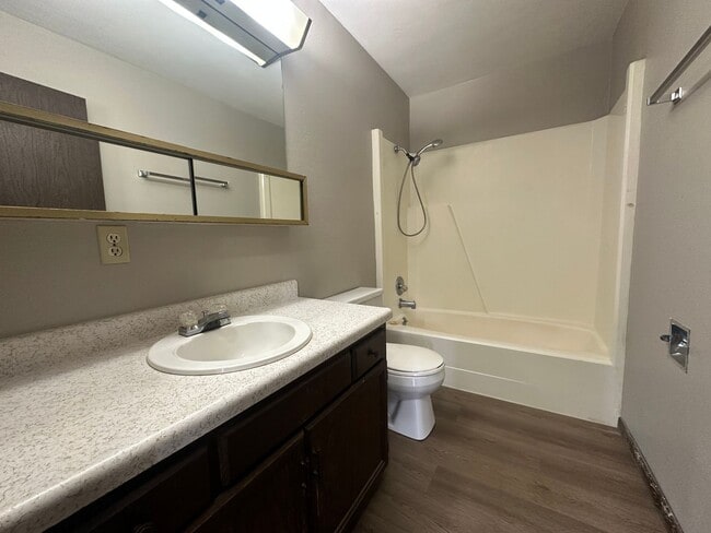 Building Photo - 520 River Forest Rd