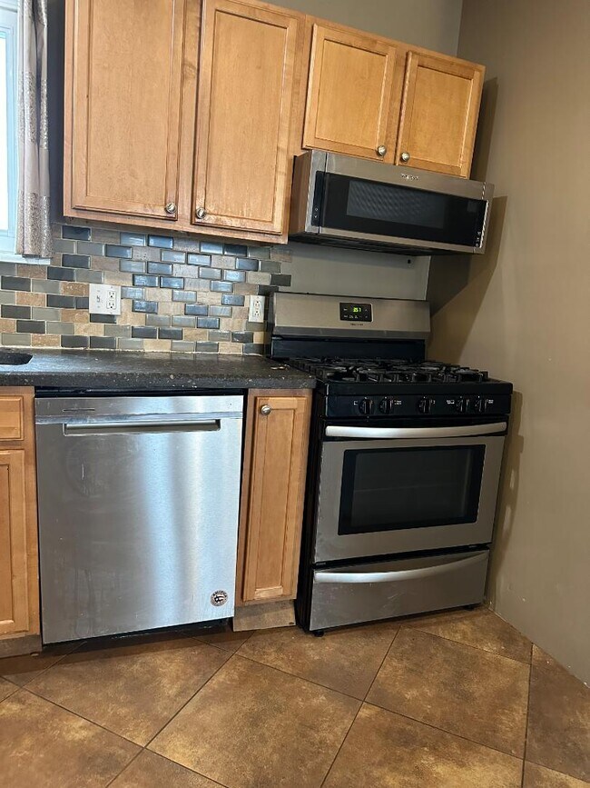 Building Photo - 252 Cumberland Ave