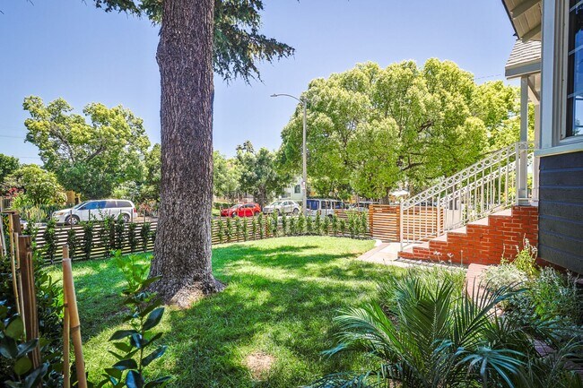 Building Photo - Chic Fully Renovated Luxury Home in the Burbank Hills!