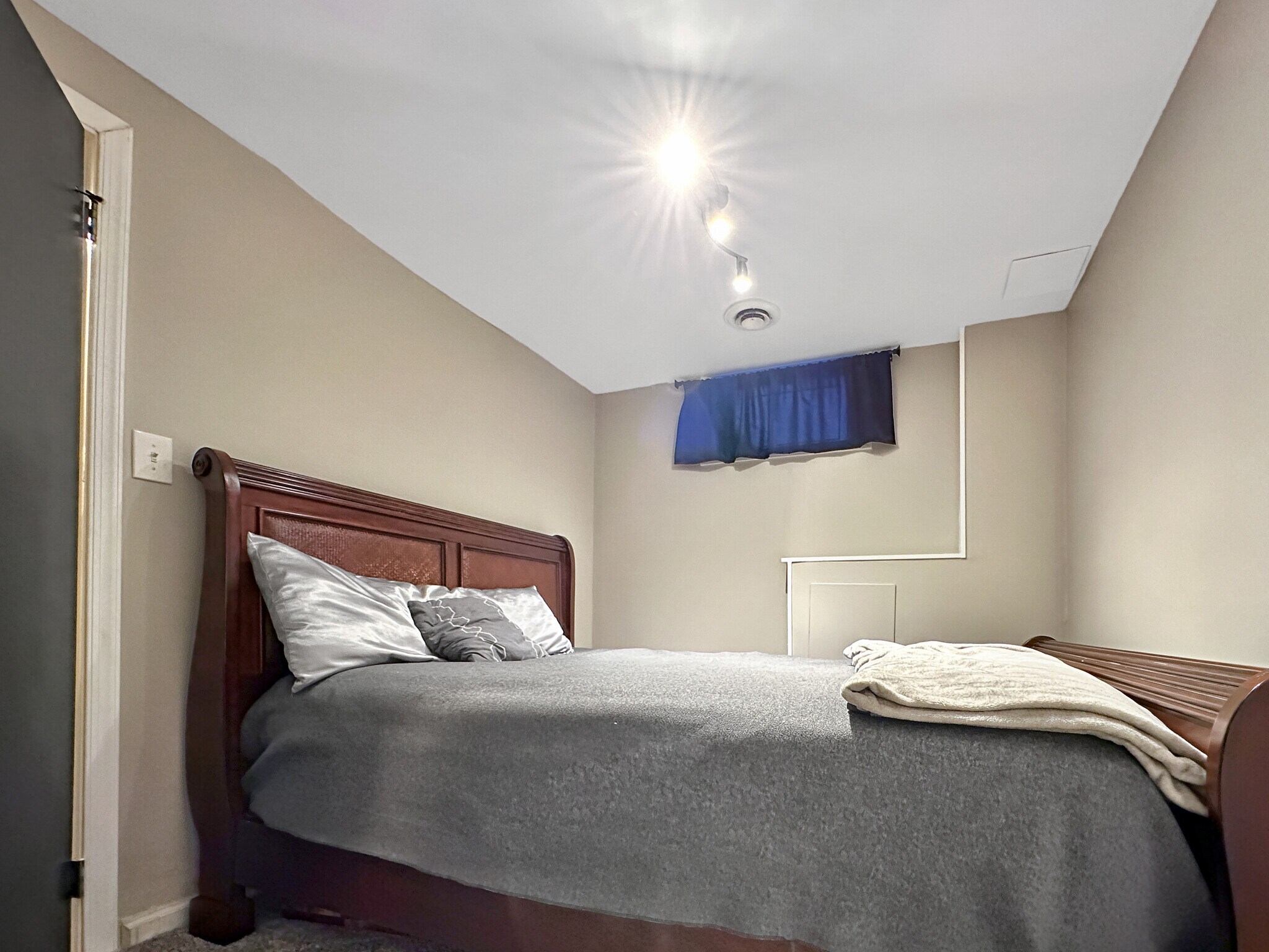 Building Photo - 928 S Paca St