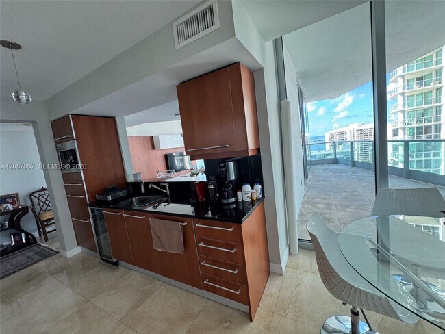 Building Photo - 1331 Brickell Bay Dr