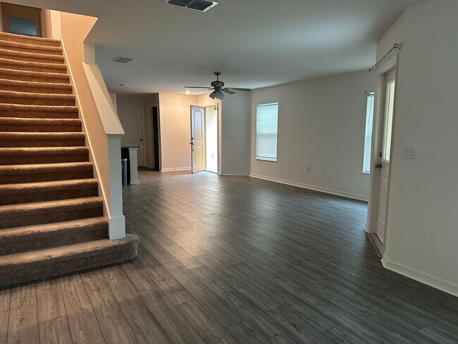 Building Photo - 3BR Townhome in Tavares with Open Floor Plan & Community Playground
