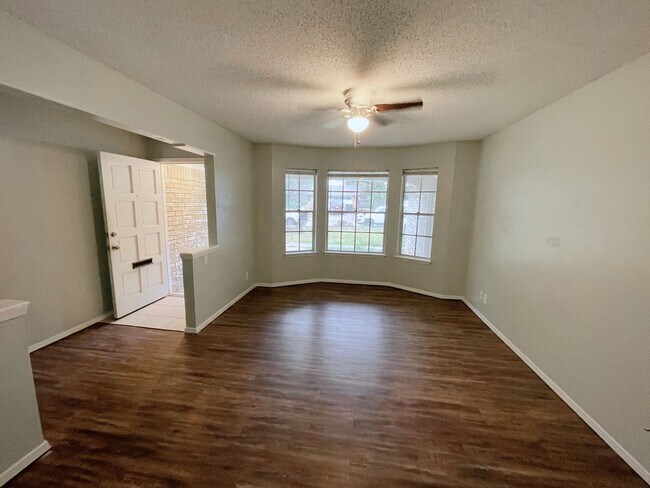 Building Photo - Charming 3bd 2 ba house close to the Unive...