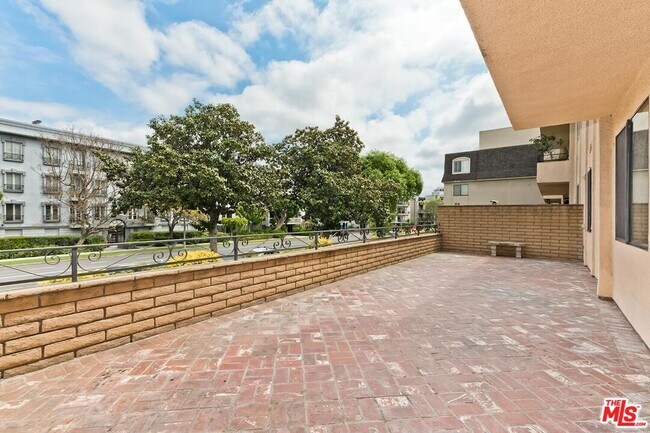 Building Photo - 1201 S Roxbury Dr