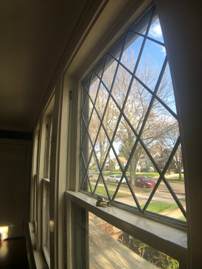 Living room-leaded glass - 903 E 2nd St