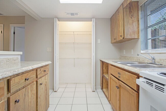 Building Photo - Private 2BR/1BA Duplex with Florida Room