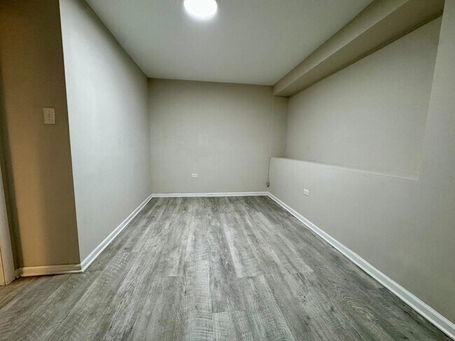 Building Photo - 1709 N Maplewood Ave