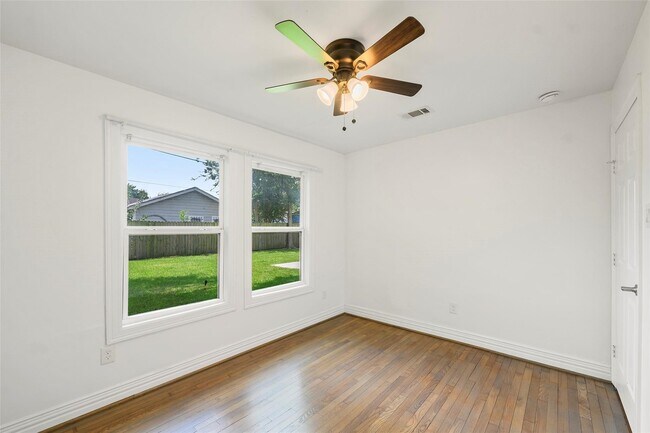 Building Photo - 706 Jerry St