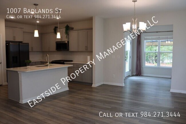 Building Photo - 1007 Badlands St