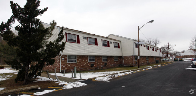 Primary Photo - Woodcrest Apartments