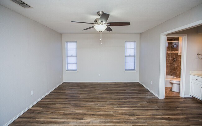 Building Photo - Available June 15th: Spacious 3 Bed, 2 Bath Ready for You!