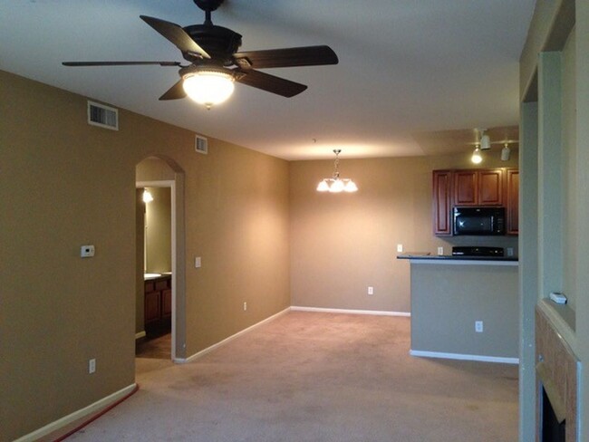 Building Photo - Highly Desirable 2 bedroom, 2 bath Condo i...