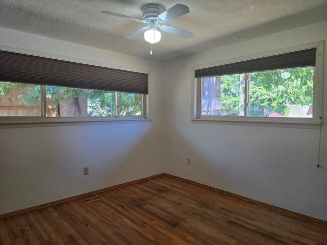 Building Photo - Spacious North Tacoma Rambler