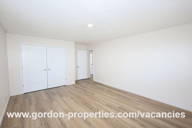 Building Photo - Saint Helens OR - upstairs flat 2 bedroom unit in duplex