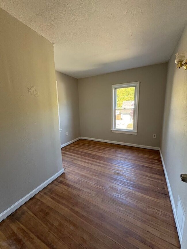 Building Photo - Four bedroom one bathroom home for rent