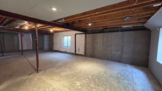 Building Photo - 3 Bedroom 2 Bath Home With Large Unfinished Basement