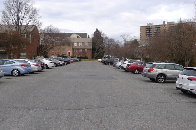 Building Photo - 6004 Westchester Park Dr